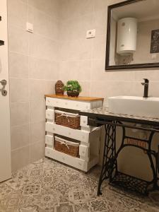 een badkamer met een wastafel en een wastafel bij Apartment Bella in Ližnjan