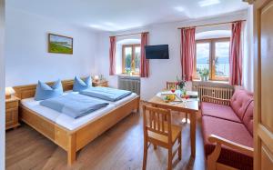 Postel nebo postele na pokoji v ubytování Urlaubsbauernhof Kirchmaier + 37 fotografií