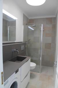 een badkamer met een wastafel, een toilet en een douche bij Bonito apartamento cerca la playa in San Bartolomé