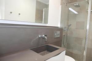 W łazience znajduje się umywalka i prysznic. w obiekcie Bonito apartamento cerca la playa w mieście San Bartolomé