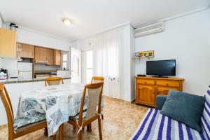 salon ze stołem i kuchnią w obiekcie ALEGRIA ID110 w mieście Torrevieja