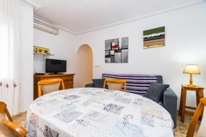 salon ze stołem i krzesłami w obiekcie ALEGRIA ID110 w mieście Torrevieja
