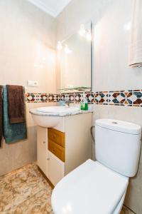 La salle de bains est pourvue de toilettes blanches et d'un lavabo. dans l'établissement ALEGRIA ID110, à Torrevieja