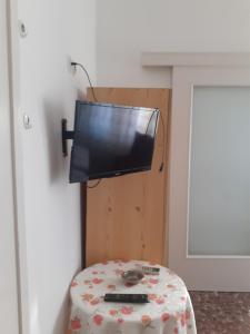 TV a/nebo společenská místnost v ubytování THALIA'S GARDEN