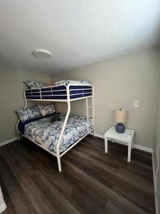 מיטה או מיטות קומותיים בחדר ב-Cozy retreat for a relaxing getaway/