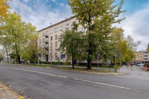 an empty street in front of a large building at Cozy Apartment Aleja Kijowska in Cracow by Renters in Krakow