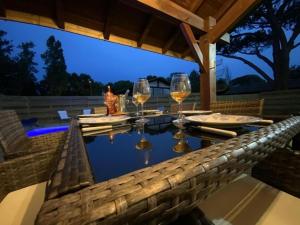 a table with wine glasses on top of it at Gîte de linxe in Linxe
