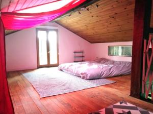 a bedroom with a bed and a wooden ceiling at Gîte de linxe in Linxe
