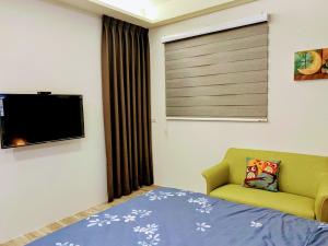 A television and/or entertainment centre at Ramble Travel Homestay