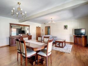ein Esszimmer mit einem Tisch und einem Sofa in der Unterkunft Harmonia Apartment by Atlantic Holiday in Machico
