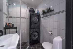 een badkamer met een wasmachine naast een toilet bij Casa Deluxe in Bergen