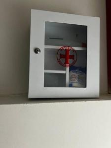 Un microondas blanco con un cartel en la puerta. en Hermoso apartamento acogedor-cocina wi-fi 500MB, en Bogotá