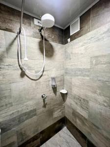 y baño con ducha y lavamanos. en Hermoso apartamento acogedor-cocina wi-fi 500MB, en Bogotá