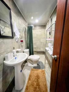 y baño con lavabo y aseo. en Hermoso apartamento acogedor-cocina wi-fi 500MB, en Bogotá
