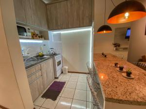 Kuchyň nebo kuchyňský kout v ubytování Apartamento de frente com sacada no centro de Capão da Canoa