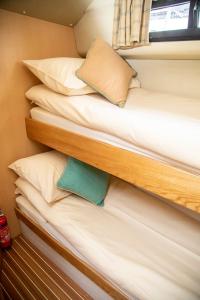 Ένα ή περισσότερα κρεβάτια σε δωμάτιο στο Caley Cruisers