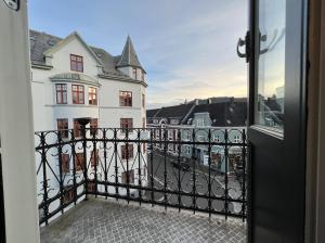uitzicht vanaf een open deur van een balkon bij Casa Deluxe in Bergen
