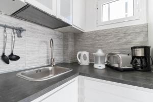 una cocina con fregadero y encimera en Best views Bello Horizonte, en San Agustín