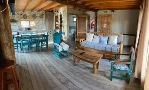 a living room with a couch and a table at CABAÑAS LOS ARÁNDANOS in Tolhuin