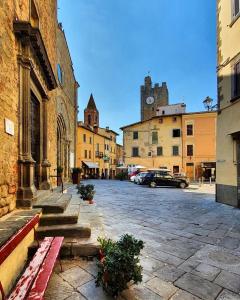 a city street with a building with a clock tower at B&B Baldovino di Monte in Monte San Savino