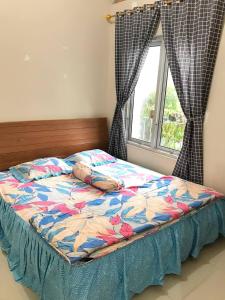 - un lit dans une chambre avec fenêtre dans l'établissement Homestay Lavender C6 Palembang, à Palembang