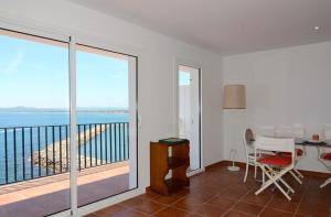 レスタルティットにあるApartamento Blau Mar Cap de la Barraの海の景色を望むリビングルーム