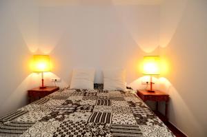 レスタルティットにあるApartamento Blau Mar Cap de la Barraのベッドルーム1室(ランプ2つ付)