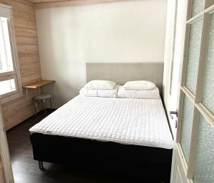 een slaapkamer met een bed in een kleine kamer bij Hietavilla Aurora in Ruka