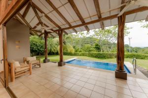 - Vistas al patio exterior con piscina en Two Bedroom Villa - Tamarindo, en Islita