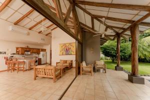 cocina abierta y sala de estar con pérgola de madera en Two Bedroom Villa - Tamarindo, en Islita