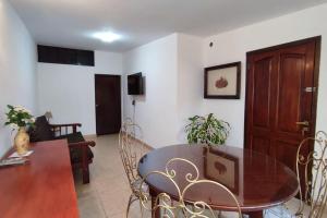 ein Esszimmer mit Glastisch und Stühlen in der Unterkunft Departamento grande Tierra del sol -con pileta- A 5 minutos del estadio y del nodo tecnológico y cerca de Marcha de los bombos in La Banda