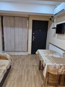 um quarto com duas camas e uma porta preta em Guest house Lana em Tbilisi