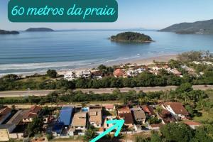 een stad met een strand en de woorden gaan metros da praia bij Ubatuba Surf Hostel, apenas a 60 metros da praia da Lagoinha! in Ubatuba +22 foto's