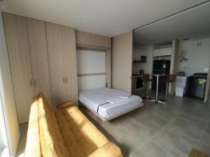 a bedroom with a bed and a couch in it at Exclusivo Apartamento Frente al mar in Gaira