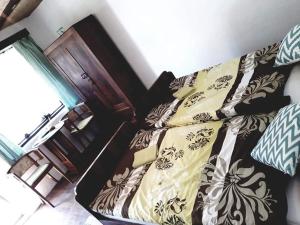 ein Bett mit schwarzen und weißen Decken und Kissen in der Unterkunft Snašini kućari in Gradište