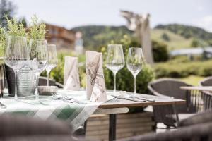 una mesa con copas de vino y servilletas. en Batzenhäusl, en Seefeld in Tirol