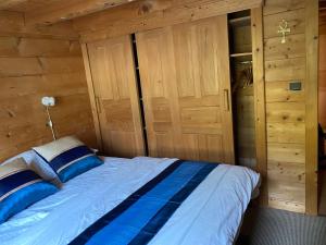 Postel nebo postele na pokoji v ubytování Les Oiseaux Bleus