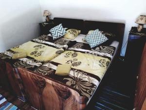 duże łóżko z czarno-białą pościelą i poduszkami w obiekcie Snašini kućari w mieście Gradište
