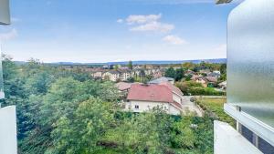 einen Blick auf die Stadt vom Balkon eines Hauses in der Unterkunft ICE - Proche Gare - Wifi Gratuit - Baignoire in Gaillard