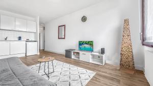 ein weißes Wohnzimmer mit einem Sofa und einem Tisch in der Unterkunft ICE - Proche Gare - Wifi Gratuit - Baignoire in Gaillard