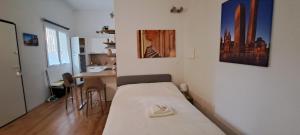 mały pokój z łóżkiem i kuchnią w obiekcie Piazza La Veneta New very close to the Center University and HSOrsola w Bolonii