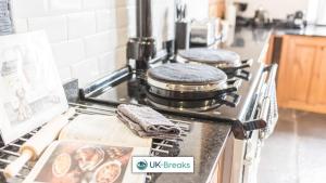 Kuchyň nebo kuchyňský kout v ubytování Historic Farmhouse in St Bees Pet friendly