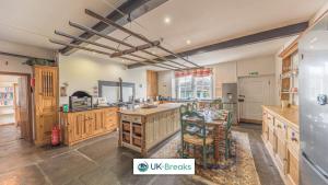 Dapur atau dapur kecil di Historic Farmhouse in St Bees Pet friendly