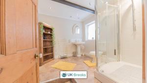 Bilik mandi di Historic Farmhouse in St Bees Pet friendly +39 gambar
