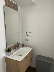 y baño con lavabo y espejo. en Concon Depto Costa de Montemar vista insuperable!, en Concón