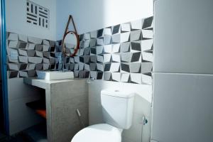 ジェリコアコアラにあるBarriga Da Lua Flatsのバスルーム(白いトイレ、シンク付)