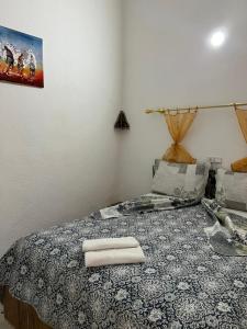 Un dormitorio con una cama con una toalla. en Riad MAHJOUBA MARRAKECH & SPA, en Marrakech