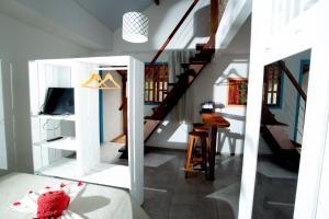 ジェリコアコアラにあるBarriga Da Lua Flatsのベッド付きの部屋と階段付きの部屋