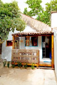 ジェリコアコアラにあるBarriga Da Lua Flatsの小さな白い家(木製のポーチ付)