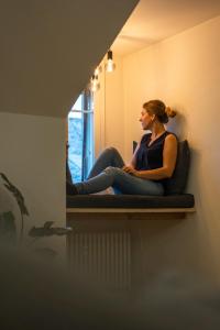 Asiakkaita majoituspaikassa Old town apt in the heart of Thun with garden